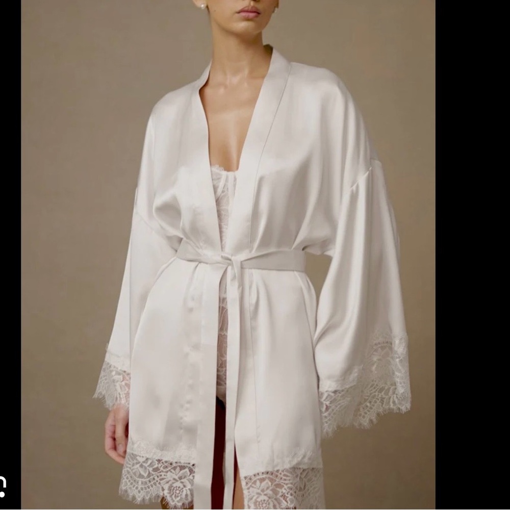 Meshki 	
Annabeth Lace Trim‎ Bridal Robe - White